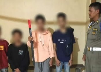 Samurai 1 Meter Diamankan Pol PP Padang dari 4 Remaja saat  Patroli di Kawasan Pasar Belimbing