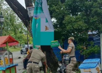 Pol PP Padang Copot Puluhan Spanduk Reklame Ilegal yang Numpang Promo di Fasilitas Umum