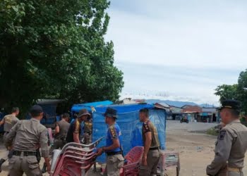 Satpol PP Padang Sita Barang PKL di Pantai Muaro Lasak dan Cimpago