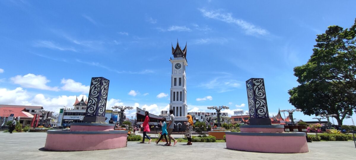 Pemerintah Kota Bukittinggi bakal memberi tanda khusus berupa pakaian adat kepada para pedagang kaki lima (PKL) di daerah itu. Pakaian adat akan menjadi tanda keseragaman para PKL resmi di Kota Bukittinggi. IRHAM