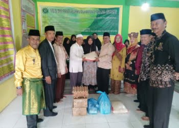 Kepala Kantor Kemenag Limapuluh Kota, Irwan Berbagi Sembako