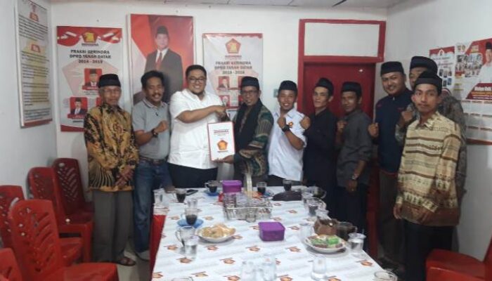 Ketua KAN Padang Laweh Serahkan Berkas Bakal Caleg DPRD Tanah Datar ke Gerindra