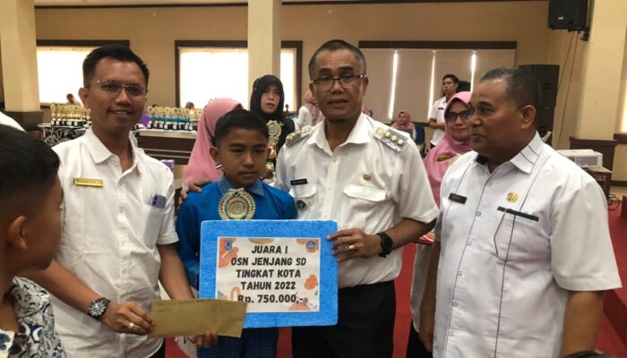 Pj Wali Kota Payakumbuh Rida Ananda Serahkan Penghargaan Pada Peserta Didik Terbaik