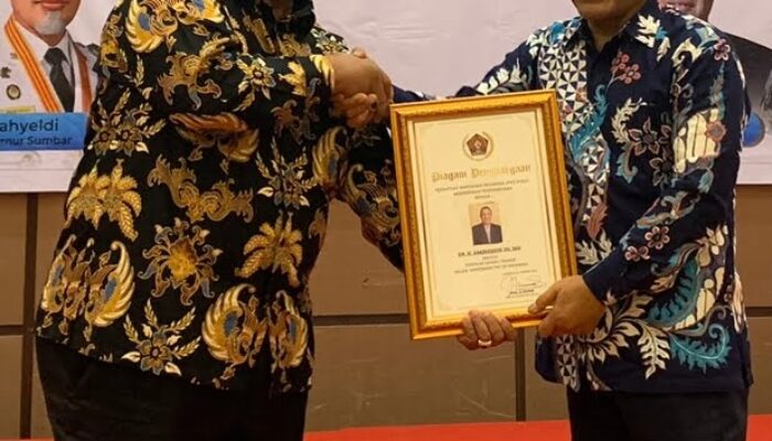 Dr Amiruddin Terima Penghargaan PWI Pusat yang Piawai Memimpin Sidang
