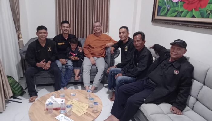 Dukung Kegiatan Mikek Basamo, Riza Falepi Jamu Penghobi Burung Kutilang di Kediamanya