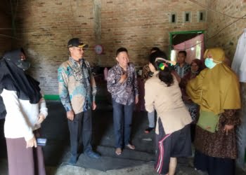 Wali Nagari Tiku V Jorong Didampingi Kepala Puskesmas Muaro Putuih Survei Balita Beresiko Stunting