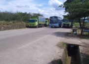 Truk Parkir di Bahu Jalinsum Sungai Betung Dharmasraya Resahkan Warga Pengguna Jalan