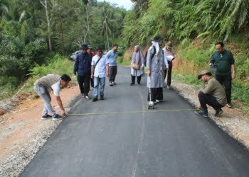 Diduga Tak Sesuai Spek Teknis, Bupati Solok Turunkan Tim Evaluasi Proyek Jalan Kuncia-Paninjauan