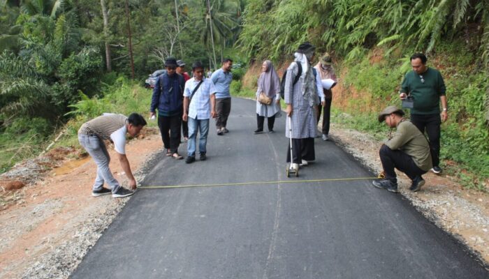 Diduga Tak Sesuai Spek Teknis, Bupati Solok Turunkan Tim Evaluasi Proyek Jalan Kuncia-Paninjauan