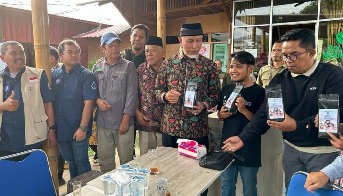 Kunjungi Rumah Kopi Solok, Gubernur Mahyeldi Rasakan Sensasi Kopi Asli Sirukam