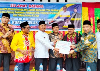 Anggota DPR RI Jhon Kenedy Azis Serahkan Bantuan RKB untuk MTsS Aur Malintang