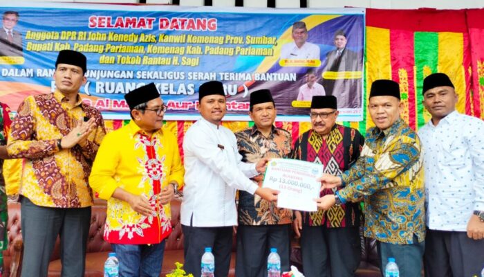 Anggota DPR RI Jhon Kenedy Azis Serahkan Bantuan RKB untuk MTsS Aur Malintang