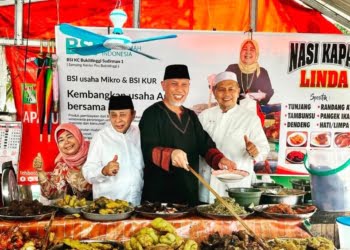 Pariwisata Bukittinggi dengan Jam Gadang dan Nasi Kapau