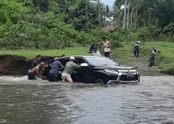 Jalan Utama Parah, Jalan Alternatif Memprihatinkan! Warga Bertaruh Nyawa Menyeberang Batang Tiku Agam