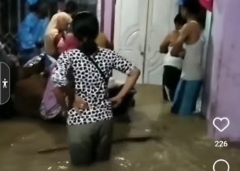 Mencekam! Detik-detik Warga Padang Pariaman Minta Tolong Terjebak Banjir Dalam Rumah