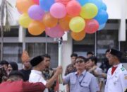 Peringati HUT Ke-46, SMA Semen Padang Gelar Upacara dan Lepas Balon Berhadiah ke Udara
