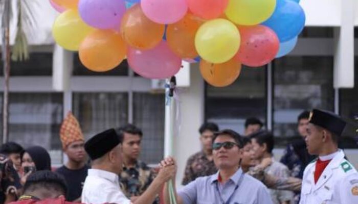 Peringati HUT Ke-46, SMA Semen Padang Gelar Upacara dan Lepas Balon Berhadiah ke Udara