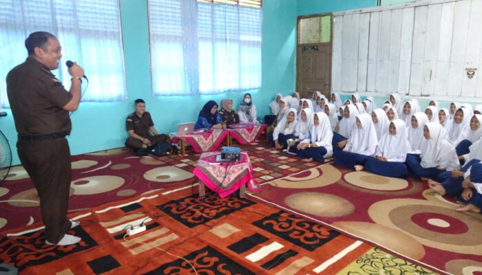 Jaksa Masuk Sekolah, Kejari Sijunjung Berikan Penyuluhan di SMPN 1 Sijunjung