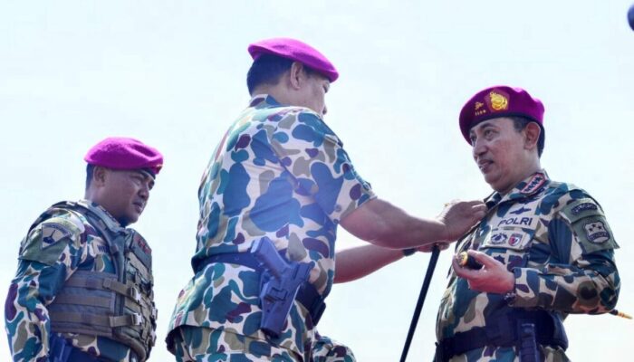 Kapolri Disematkan Jadi Warga Kehormatan Marinir
