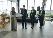 Travel Agent Terima Penghargaan dari Hotel Santika Bukittinggi