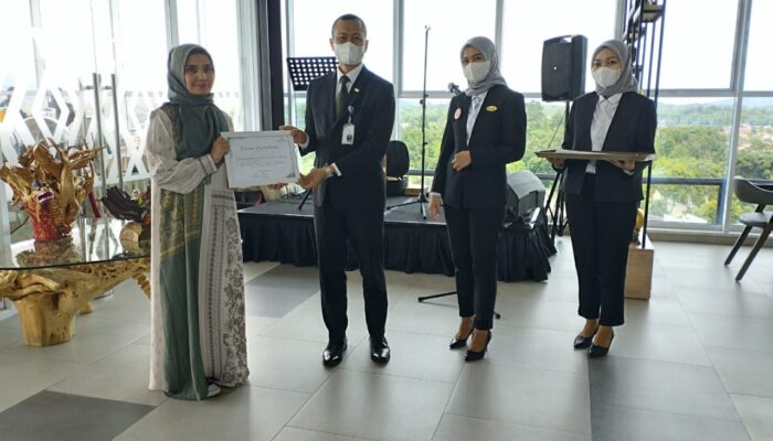 Travel Agent Terima Penghargaan dari Hotel Santika Bukittinggi