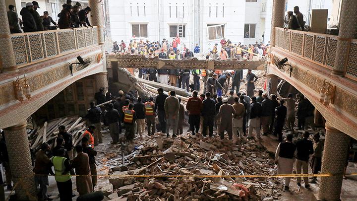 Korban tewas akibat serangan bom bunuh diri pada Senin (30/1) kemarin di sebuah masjid di dalam markas polisi di Kota Peshawar, Pakistan Utara, bertambah menjadi 93 orang. NET