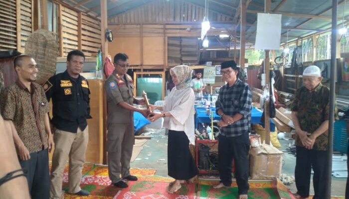 Anggota Dewan Tanah Datar Serahkan Bantuan Hidran Pada Warga Jorong Belakang Pajak