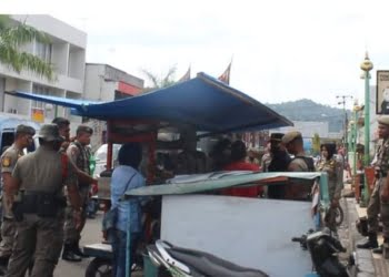Membandel, Pol PP Padang Sita Lapak PKL yang Nekat Berjualan di Fasum Permindo