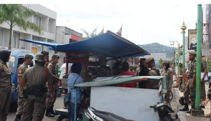 Membandel, Pol PP Padang Sita Lapak PKL yang Nekat Berjualan di Fasum Permindo