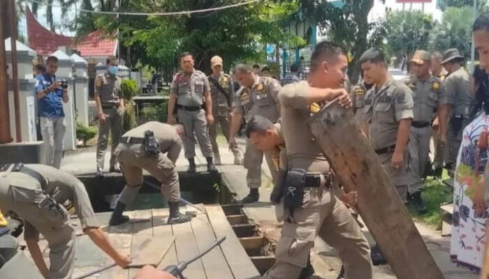 Pol PP Akhirnya Bongkar Paksa Bangunan PKL di Fasum Depan BKKBN dan Pool ANS Padang