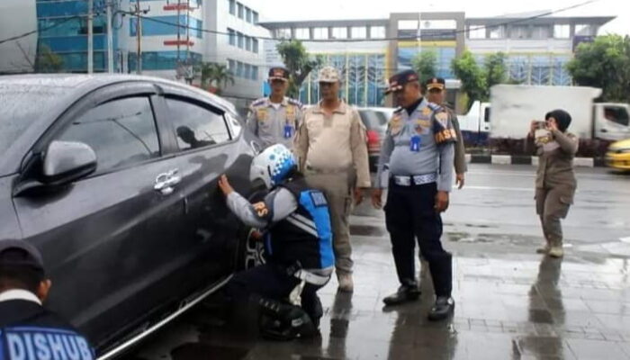 Hati-hati Parkir di Padang, Ban Kendaraan Bisa Kempes!