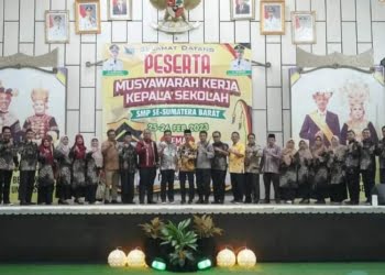 Kepala SMP se-Sumbar Puji Program Bupati Khairunas Bagikan Seragam Gratis ke Siswa di Solok Selatan