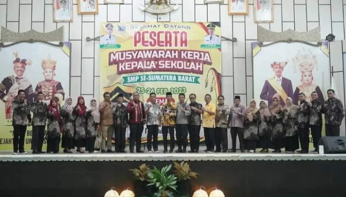 Kepala SMP se-Sumbar Puji Program Bupati Khairunas Bagikan Seragam Gratis ke Siswa di Solok Selatan