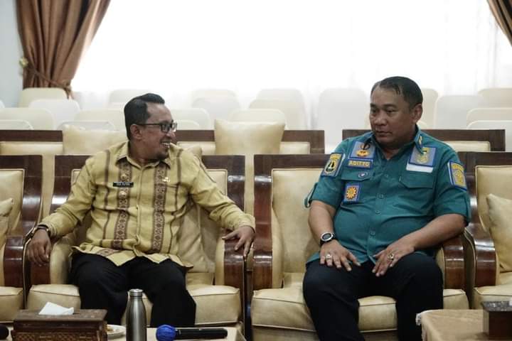 Bupati Tanah Datar saat berbincang dengan Kepala Kantor Imigrasi Agam Adityo Agung Nugroho, Kamis (2/2) di Indojalito Batusangkar. EMRIZAL