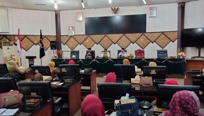 Puluhan Guru PPKn se-Kota Padang Studi Lapangan ke DPRD