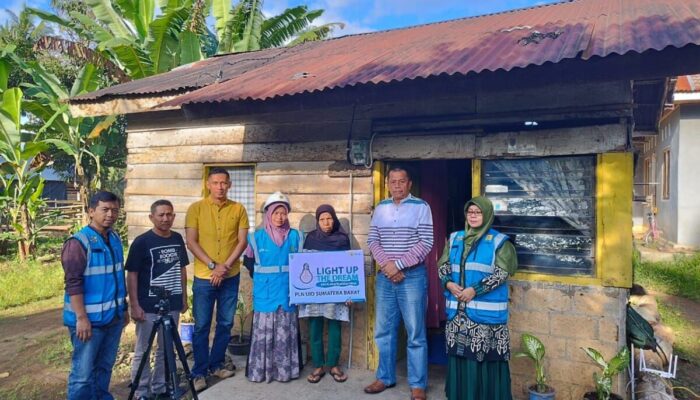 Didatangi Tim LUTD PLN Sumbar, Warga Bukittinggi Serasa Mimpi Rumahnya Bisa Terang