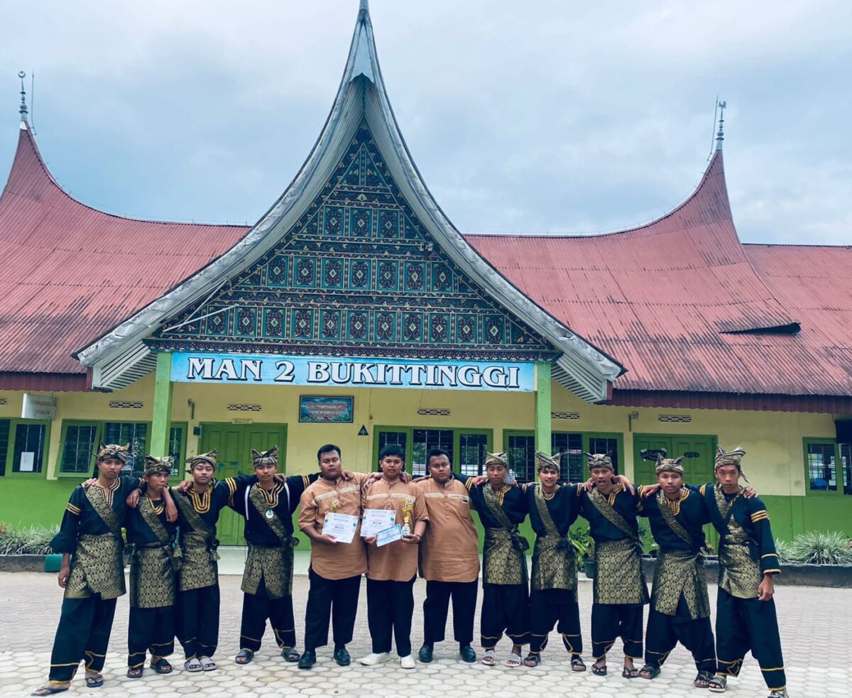 Anggota grup Tambua Tansa, MAN 2 Bukittinggi meraih juara satu  dalam rangka Milad ke-45 MAN 1 Bukittinggi. IST.