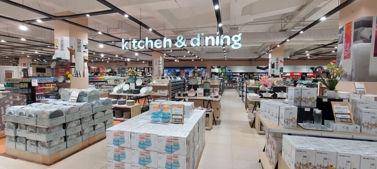 Kitchen Dan Dining promo yang berlangsung di Transmart Padang, Transmart berada di jalan Khatib Sulaiman Padang. Jumat (3/2). PUTRI MERI YANTI PERTIWI