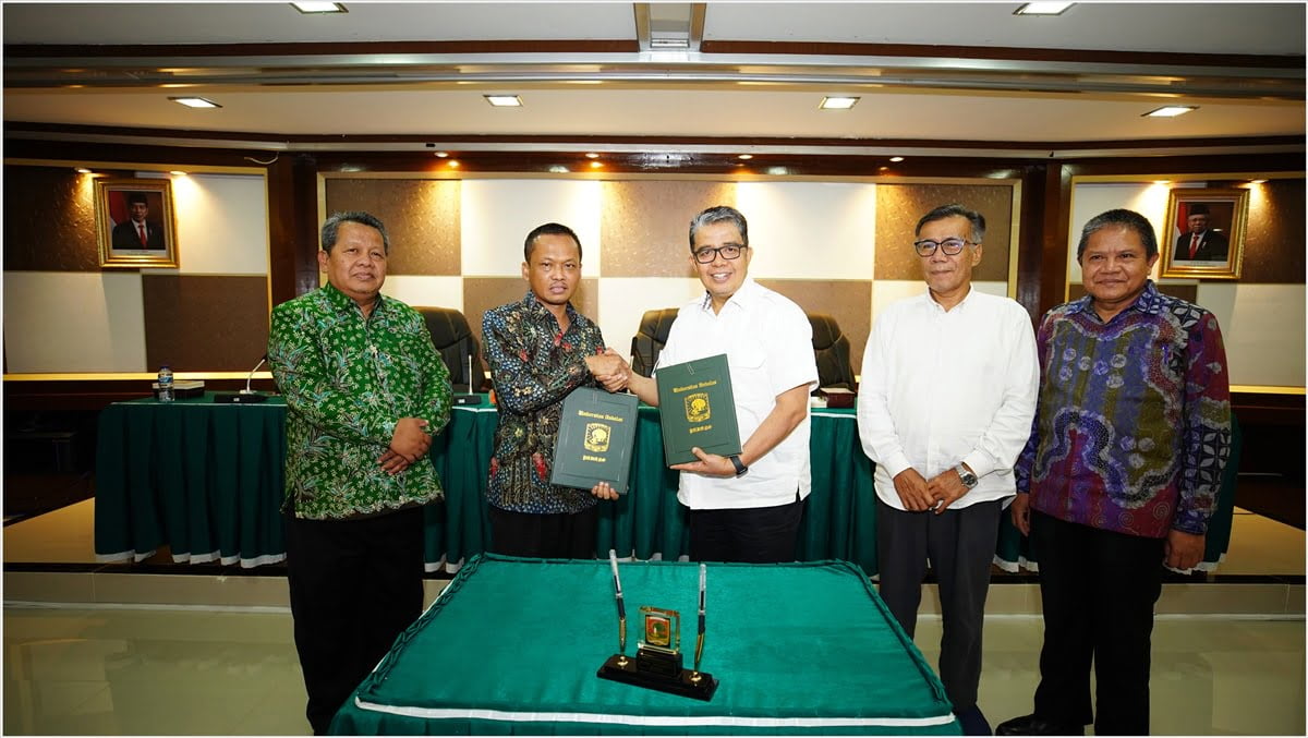 Rektor UNAND Yuliandri dan Rektor UTM Dr. Safi, S,H., M.H foto bersama usai penandatanganan nota kesepahaman. IST