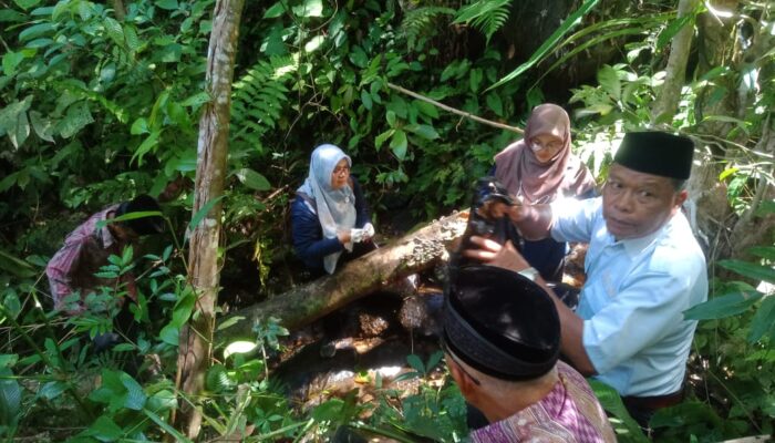 Kekurangan Air Bersih, Dinkes Padang Pariaman Bersama Wali Nagari Salibutan dan Warga Ambil Sampel Air di Bukik Gafang