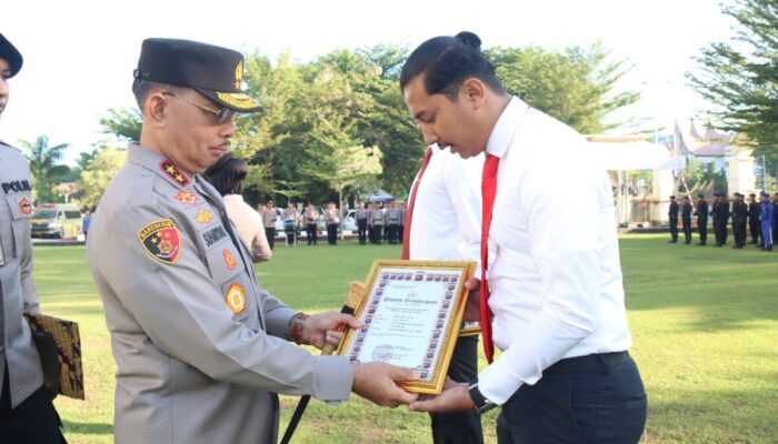 Dua Personel Ditreskrimum Polda Sumbar Terima Penghargaan