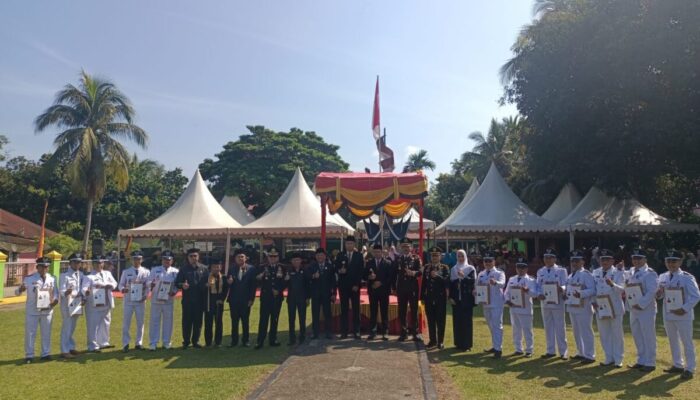 Peringatan HJK Sijunjung Ke-74, Bupati Sematkan Pin dan Serahkan Sertifikat Desa Mandiri Kepada 12 Wali Nagari dan 1 Kepala Desa