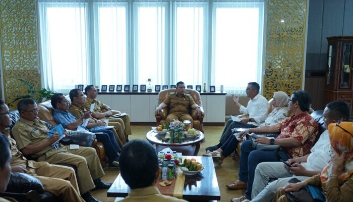 Pertemuan Lanjutan, Bupati Epiyardi Asda: Terima Kembali Karyawan Aqua yang Diberhentikan