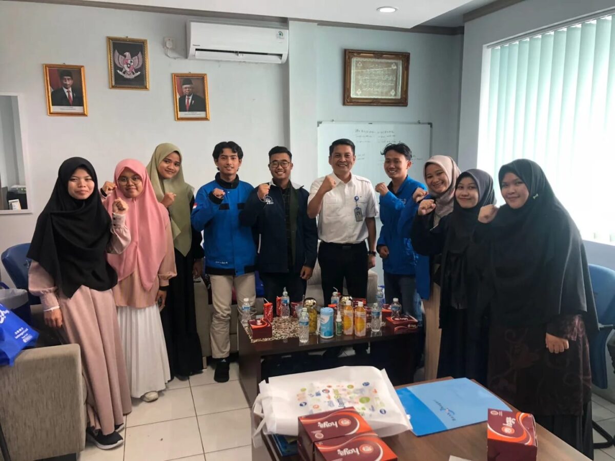 Pemimpin Cabang Bank Nagari Syariah Padang Heri Fitrianto berfoto bersama pengurus pengurus Forum Silaturahim Studi Ekonomi Islam (FoSSEI) koordinator Wilayah Sumatera Bagian Tengah, yang berkunjung ke Bank Nagari Syariah Padang, akhir pekan lalu. IST