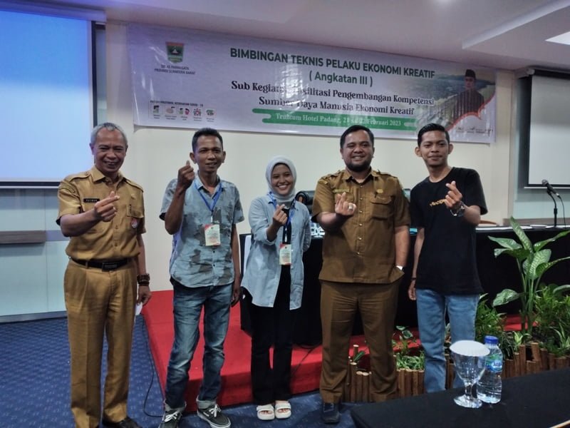Kepala Bidang Pengembangan Sumber Daya Pariwisata dan Ekonomi Kreatif (Ekraf) Drs. Raymon MPd., dan Ketua Panitia Pelaksana kegiatan yang juga Adyatama Pariwisata dan Ekraf Dinas Pariwisata Sumbar Ricky Suryadi S.ST Par, M.Par., berfoto bersama perwakilan peserta usai pembukaan bimtek bagi pelaku ekraf, di Hotel Truntum, Selasa (21/2).  ATVIARNI