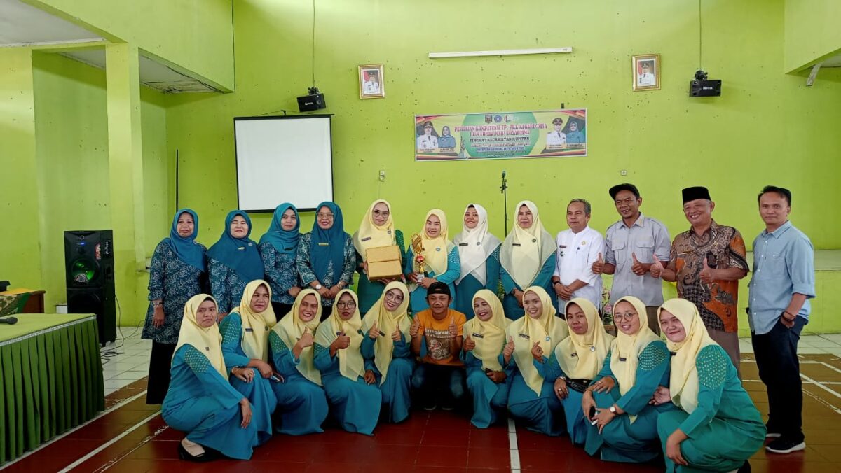 Kelompok Dasawisma Padang Sibusuk berfoto bersama dengan Camat Kupitan, Wali Nagari Padang Sibusuk serta dewan Juri usai meraih Juara I Lomba Mars Dasawisma Tingkat Kecamatan Kupitan dan melaju ke tingkat Kabupaten Dalam rangka HJK Sijunjung ke-74, Jumat (10/2) di UDKP Kecamatan Kupitan. IST