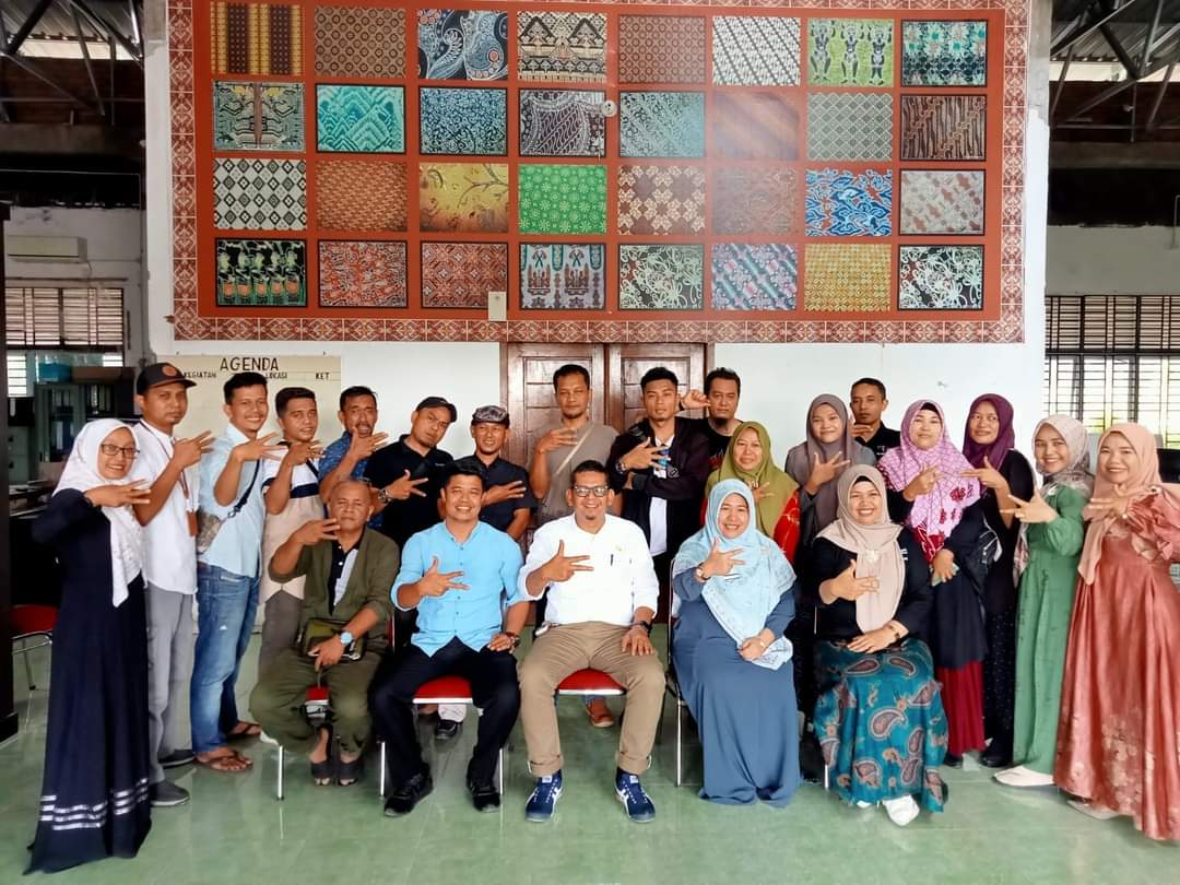 Kepala Dinas Pariwisata Decky Harmiko Saputra foto bersama dengan pengurus Forum Ekraf Kabupaten Pasaman Barat. Osniwati