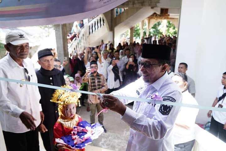 Bupati Tanah Datar Eka Putra melakukan pengguntingan pita,saat meresmikan Sekretariat Kampung KB,Jorong Panti,Nagari Rambatan (8/2). EMRIZAL