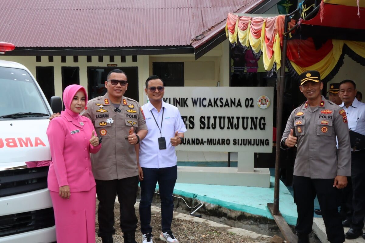 Kapolres Sijunjung AKBP Muhammad Ikhwan Lazuardi SH,S.IK,MH didampingi Ketua Bhayangkari Cabang Sijunjung, Wakapolres serta Pimpinan Cabang BRI Sijunjung usai meresmikan Klinik Wicaksana 02 Polres Sijunjung, Senin (13/2) di Jl.Ir Juanda Muaro Sijunjung.
