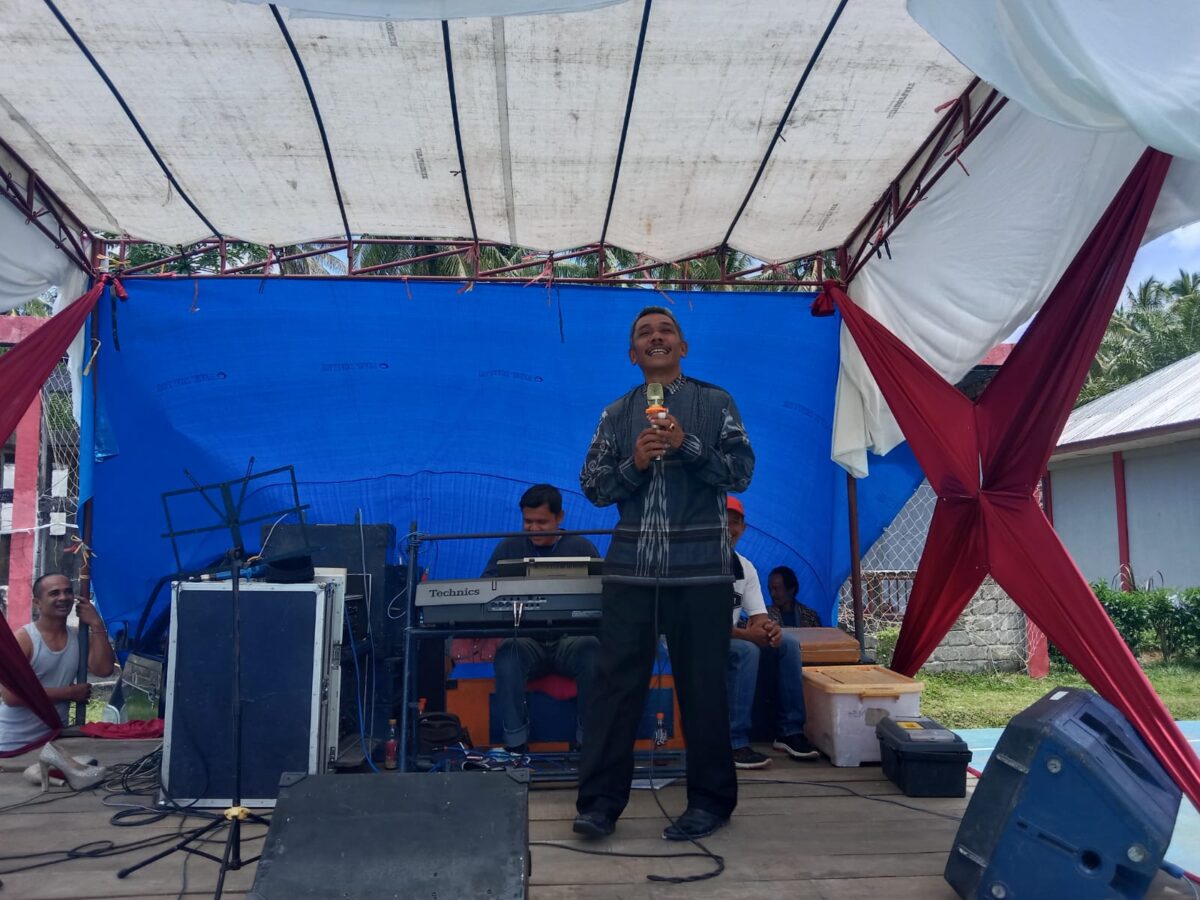 Anggota DPRD Kabupaten Agam, Zulhendrif Dt Bandaro Labiah menggelar pertunjukan musik orgen tunggal di Lapas Kelas IIB Lubuk Basung, Senin (20/2).  IST